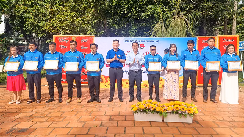 Các nhà giáo trẻ tiêu biểu năm 2024 được tuyên dương.