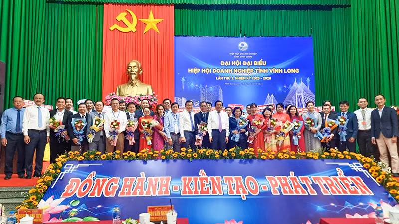 Bí thư Tỉnh ủy Vĩnh Long Bùi Văn Nghiêm cùng lãnh đạo tỉnh tặng hoa chúc mừng Ban chấp hành nhiệm kỳ mới. 
