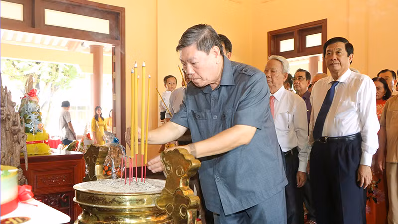 Đồng chí Trần Văn Rón, Ủy viên Trung ương Đảng, Phó Chủ nhiệm Thường trực Ủy ban Kiểm tra Trung ương, dâng hương tưởng nhớ Thủ tướng Chính phủ Võ Văn Kiệt. 