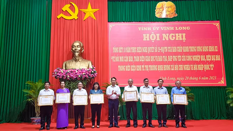 Những cá nhân nhận Bằng khen vì có thành tích xuất sắc trong 10 năm thực hiện Nghị quyết số 29-NQ/TW của Ban chấp hành Trung ương Đảng khóa XI.