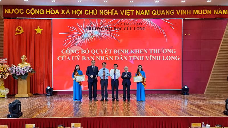 Lãnh đạo tỉnh Vĩnh Long tặng Bằng khen cho lãnh đạo trường Đại học Cửu Long đã có thành tích đào tạo trong thời gian qua. 