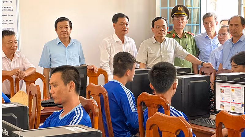 Phó Thủ tướng Trần Lưu Quang thăm các học viện tại Cơ sở cai nghiện ma túy tỉnh Vĩnh Long vào chiều 21/7. 