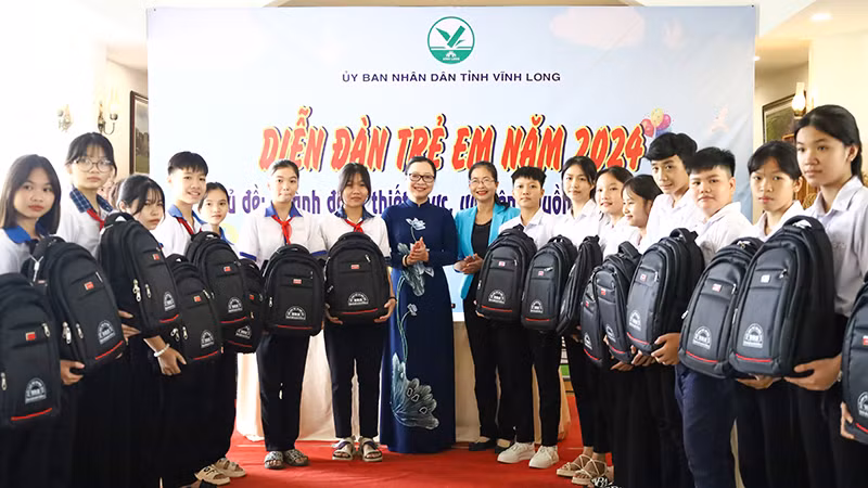 Lãnh đạo tỉnh Vĩnh Long tặng quà cho các em tham gia Diễn đàn. 