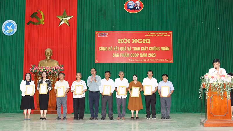 Trao giấy chứng nhận cho các chủ thể đạt sản phẩm OCOP 4 sao. Trao giấy chứng nhận cho các chủ thể đạt sản phẩm OCOP 4 sao.