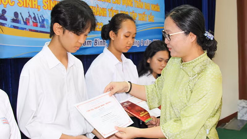 Phó Chủ tịch Ủy ban nhân dân tỉnh Vĩnh Long Nguyễn Thị Quyên Thanh trao học bổng Trần Đại Nghĩa cho các em học sinh, sinh viên vượt khó học giỏi. 