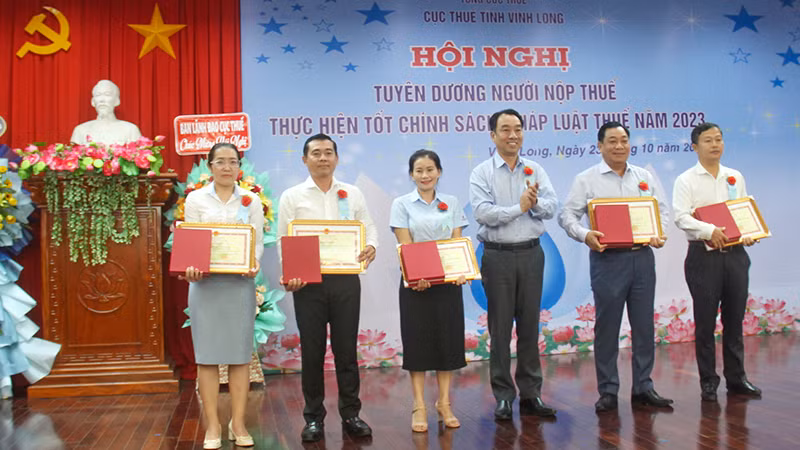 Chủ tịch Ủy ban nhân dân tỉnh Vĩnh Long Lữ Quang Ngời trao Bằng khen cho người nộp thuế tiêu biểu. 