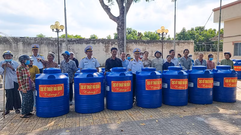 Lễ bàn giao bình chứa nước cho người dân. 