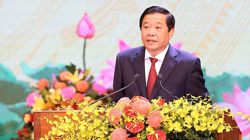 Bí thư Tỉnh ủy Vĩnh Long Bùi Văn Nghiêm đọc diễn văn tại lễ kỷ niệm. Bí thư Tỉnh ủy Vĩnh Long Bùi Văn Nghiêm đọc diễn văn tại lễ kỷ niệm.