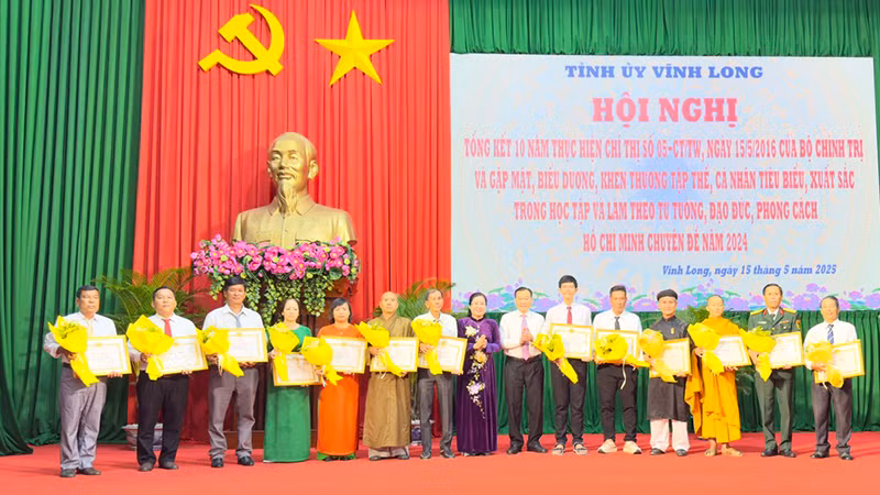 Lãnh đạo tỉnh Vĩnh Long khen thưởng những tập thể và cá nhân điển hình tiên tiến học theo Bác. Lãnh đạo tỉnh Vĩnh Long khen thưởng những tập thể và cá nhân điển hình tiên tiến học theo Bác.