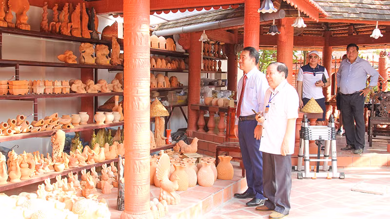 Một góc nhà gốm Tư Buôi.