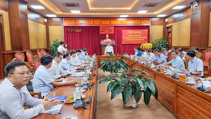 Quang cảnh buổi làm việc với Ban Thường vụ Tỉnh uỷ Vĩnh Long vào chiều 19/11. 