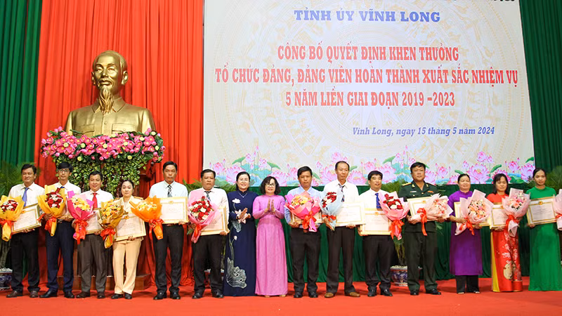 Trao Bằng khen cho những đảng viên hoàn thành xuất sắc nhiệm vụ 5 năm liền.