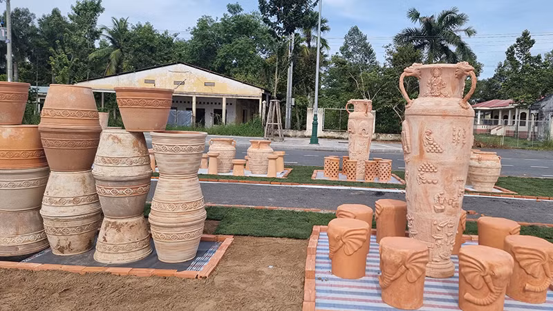 Nhiều sản phẩm gốm đỏ có hoa văn độc đáo.
