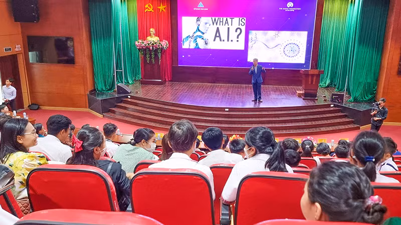 Phó Giáo sư, Tiến sĩ Phạm Thế Bảo, Trưởng Khoa Công nghệ thông tin, Đại học Sài Gòn, trình bày tại hội thảo.