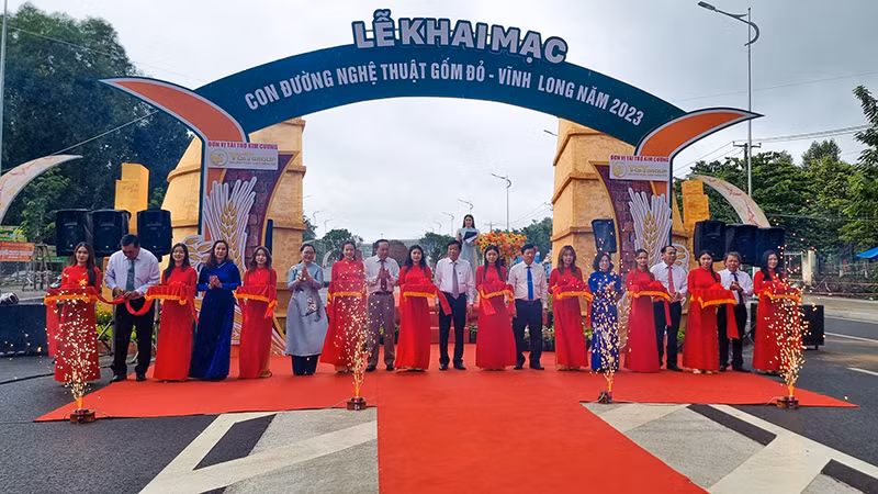 Các đại biểu cắt băng khánh thành "Con đường nghệ thuật gốm đỏ Vĩnh Long".
