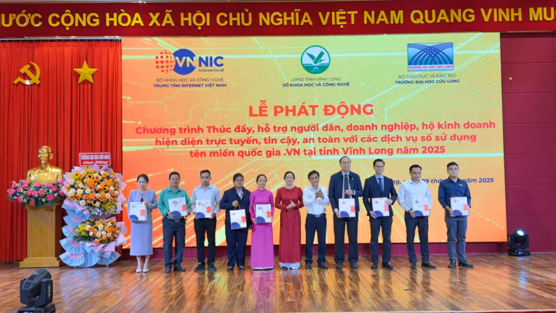 Trao quà cho đại biểu tham gia chương trình