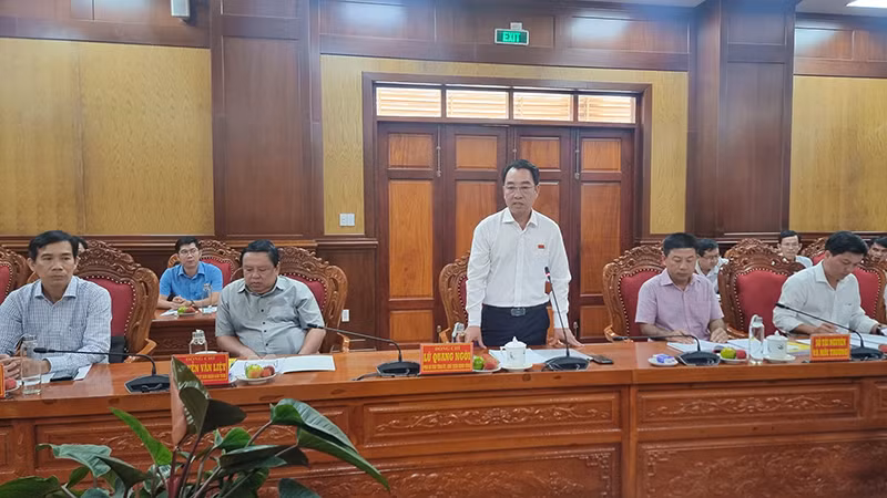 Chủ tịch Ủy ban nhân dân tỉnh Vĩnh Long Lữ Quang Ngời thông tin với đoàn công tác. Chủ tịch Ủy ban nhân dân tỉnh Vĩnh Long Lữ Quang Ngời thông tin với đoàn công tác.