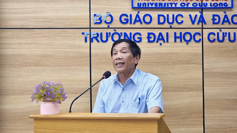 Tổng Biên tập Báo Văn Nghệ Khuất Quang Thụy phát biểu tại buổi gặp mặt. Tổng Biên tập Báo Văn Nghệ Khuất Quang Thụy phát biểu tại buổi gặp mặt.