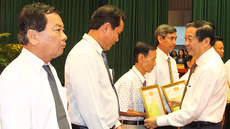 Bí thư Tỉnh ủy Vĩnh Long Bùi Văn Nghiêm tuyên dương Bí thư Chi bộ ấp, khóm, khu năm 2025.