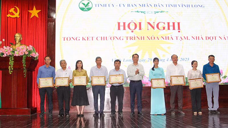 Lãnh đạo tỉnh trao Bằng khen.