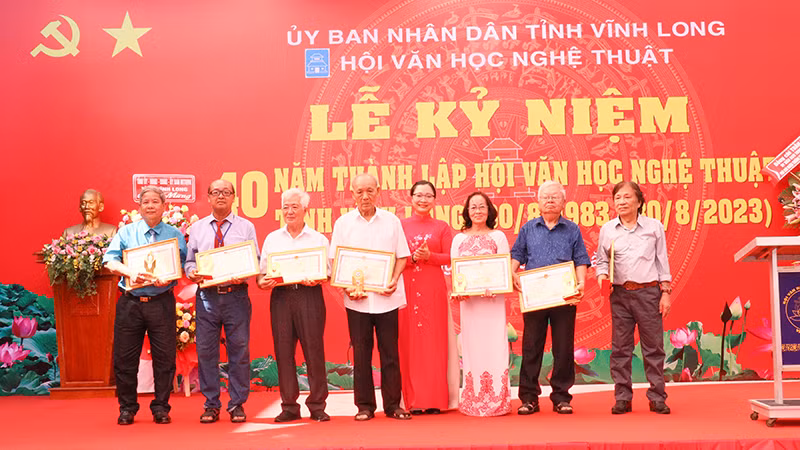 Khen thưởng các cá nhân có nhiều đóng góp cho sự nghiệp phát triển văn học, nghệ thuật. 