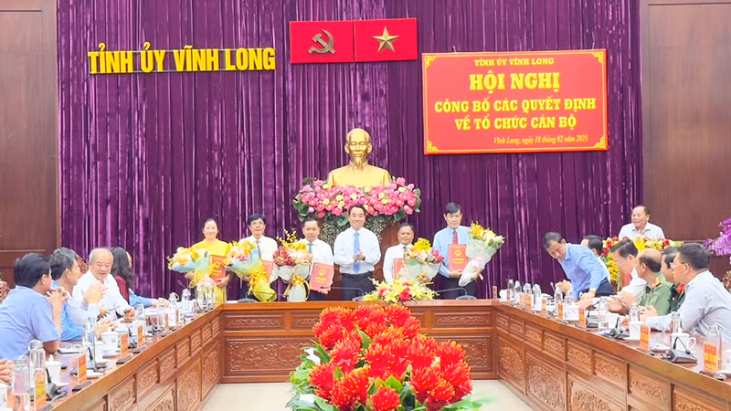 Chủ tịch Ủy ban nhân dân tỉnh Vĩnh Long Lữ Quang Ngời trao quyết định và hoa chúc mừng lãnh đạo các sở, ngành của tỉnh vừa nhận nhiệm vụ mới. 