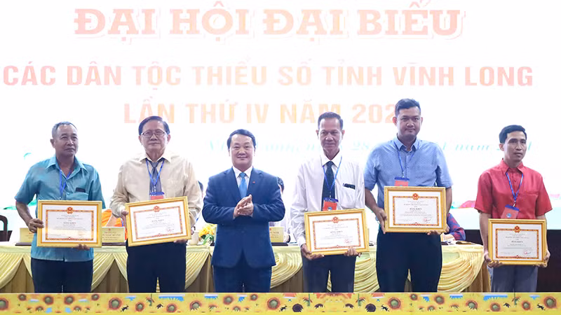 Bộ trưởng, Chủ nhiệm Ủy ban Dân tộc Hầu A Lềnh tặng Bằng khen cho tập thể và cá nhân có thành tích tiêu biểu, xuất sắc trong phong trào thi đua yêu nước giai đoạn 2019-2024.