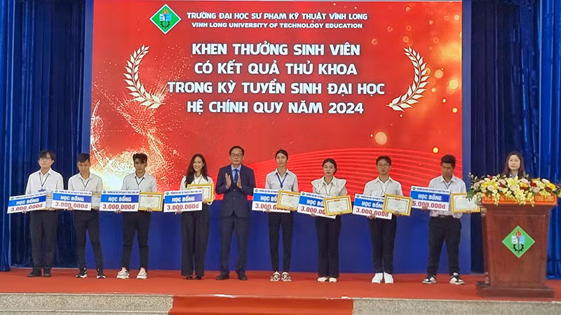 Khen thưởng sinh viên có kết quả thủ khoa năm 2024. Khen thưởng sinh viên có kết quả thủ khoa năm 2024.