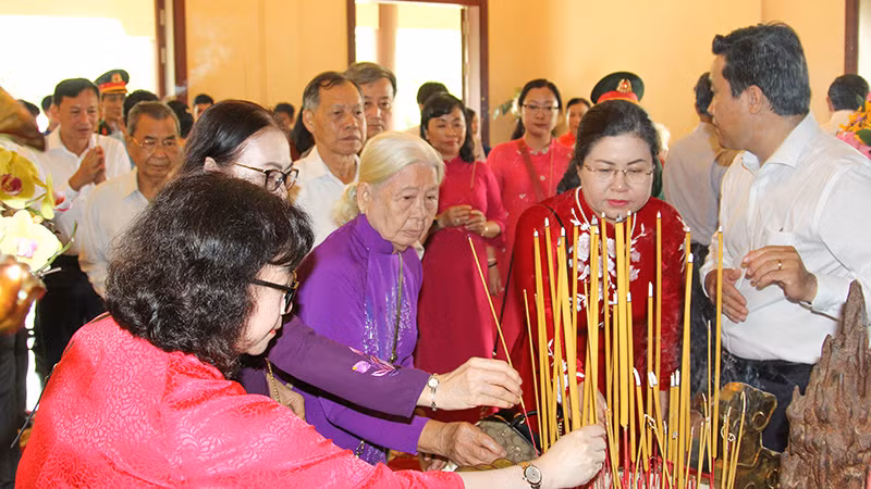 Thắp hương tại Khu tưởng niệm Thủ tướng Chính phủ Võ Văn Kiệt tại huyện Vũng Liêm.
