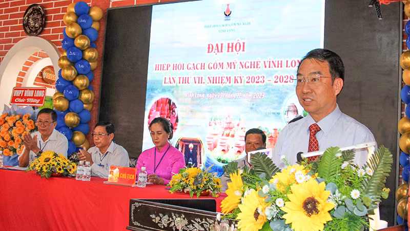 Chủ tịch Uỷ ban Nhân dân tỉnh Vĩnh Long phát biểu chỉ đạo tại Đại hội.