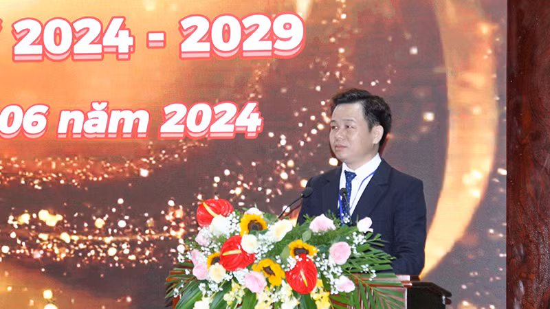 Ông Nguyễn Tấn Thụ - Giám đốc Công ty trách nhiệm hữu hạn thức ăn chăn nuôi Putin được bầu làm Chủ tịch Hội Doanh nhân trẻ tỉnh Vĩnh Long nhiệm kỳ 2024-2029.