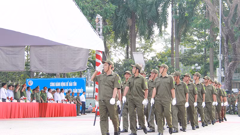 Tổ bảo vệ an ninh trật tự cơ sở ra mắt tại buổi lễ.
