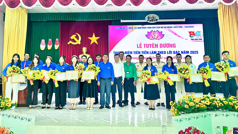 Những thanh niên tiên tiến làm theo lời Bác được tuyên dương. (Ảnh: BÁ DŨNG)