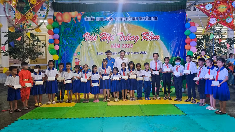 Bí thư Tỉnh ủy Vĩnh Long Bùi Văn Nghiêm trao học bổng cho các em học sinh người dân tộc Khmer vượt khó học giỏi.