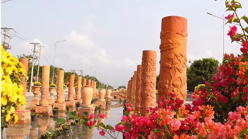 Một trong những tiểu cảnh đường gốm đỏ và hoa Vĩnh Long. Một trong những tiểu cảnh đường gốm đỏ và hoa Vĩnh Long.
