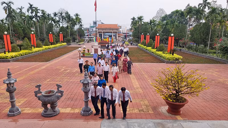 Đoàn viếng Khu lưu niệm Chủ tịch Hội đồng Bộ trưởng Phạm Hùng ở xã Long Phước, huyện Long Hồ.
