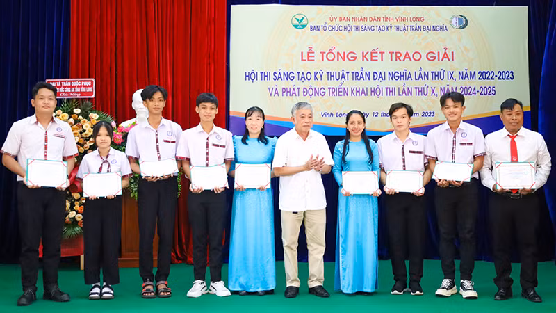 Ông Trần Dũng Trình, con trai của bác Trần Đại Nghĩa, trao giải tại Hội thi Sáng tạo Kỹ thuật Trần Đại Nghĩa cho các giải pháp đạt giải vào chiều 12/9.