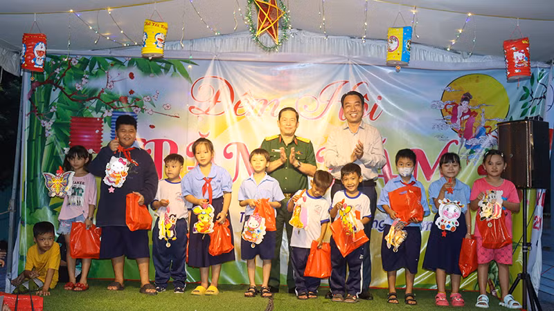Chủ tịch Ủy ban nhân dân tỉnh Vĩnh Long Lữ Quang Ngời trao quà Trung thu cho trẻ em ở thành phố Vĩnh Long. Chủ tịch Ủy ban nhân dân tỉnh Vĩnh Long Lữ Quang Ngời trao quà Trung thu cho trẻ em ở thành phố Vĩnh Long.