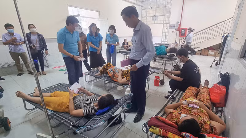 Nhiều công nhân nhập viện sau bữa ăn trưa công nhân Nhiều công nhân nhập viện sau bữa ăn trưa công nhân