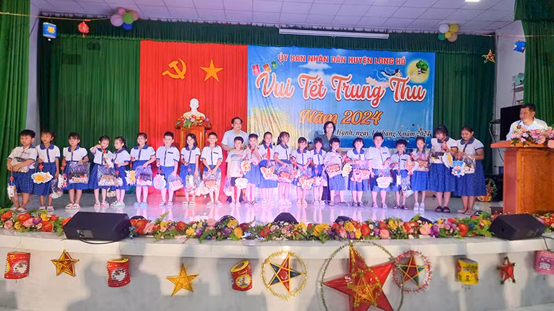 Lãnh đạo tỉnh Vĩnh Long trao quà trung thu cho các em thiếu nhi. Lãnh đạo tỉnh Vĩnh Long trao quà trung thu cho các em thiếu nhi.
