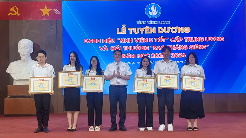 Các “sinh viên 5 tốt” cấp Trung ương của Vĩnh Long được vinh danh. 