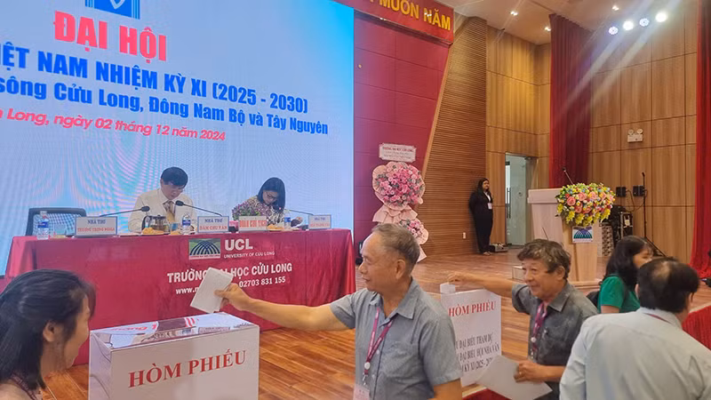 Đại biểu bỏ phiếu bầu đại biểu tham dự Đại hội đại biểu toàn quốc Hội Nhà văn Việt Nam nhiệm kỳ 11.