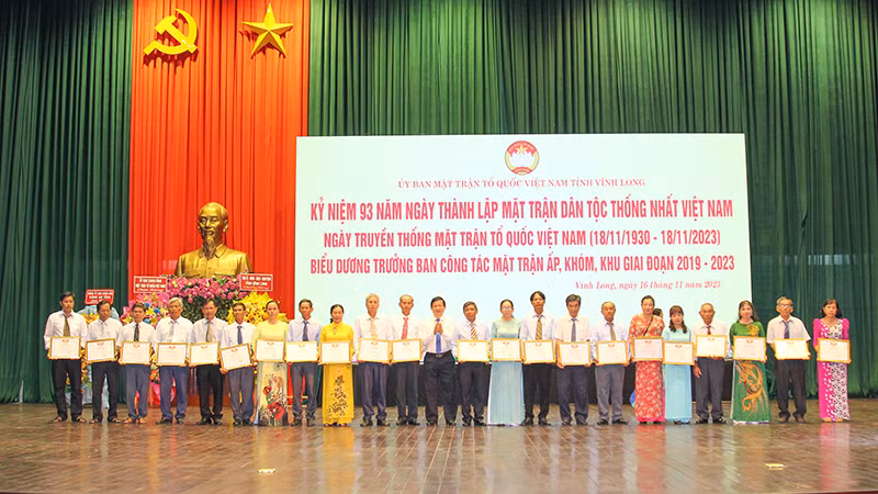 Những cá nhân làm công tác mặt trận được tuyên dương. 