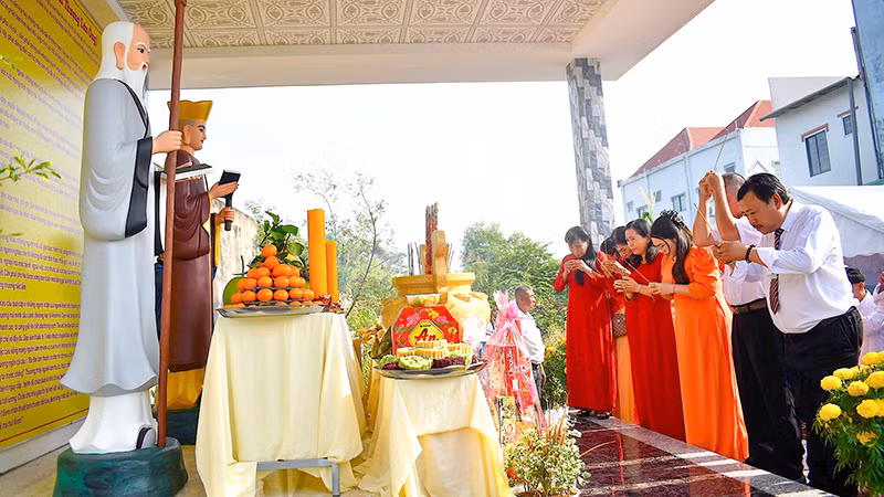 Đại biểu dâng hương.