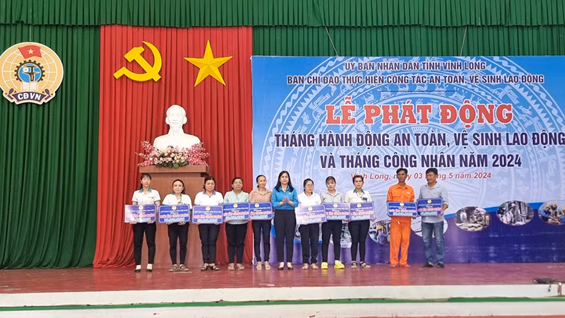 Trao tặng nhà Mái ấm công đoàn cho đoàn viên khó khăn.