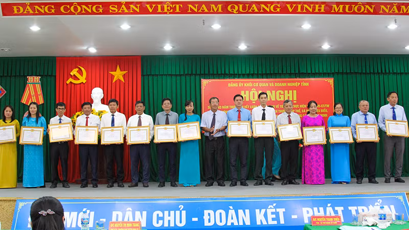 Nhiều cá nhân được tuyên dương học theo Bác. 