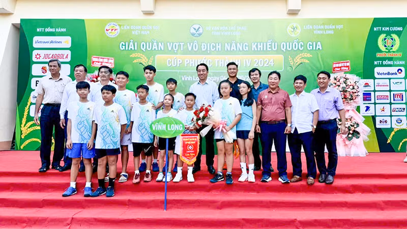 Chụp hình lưu niệm tại Giải quần vợt vô địch năng khiếu quốc gia năm 2024. Chụp hình lưu niệm tại Giải quần vợt vô địch năng khiếu quốc gia năm 2024.
