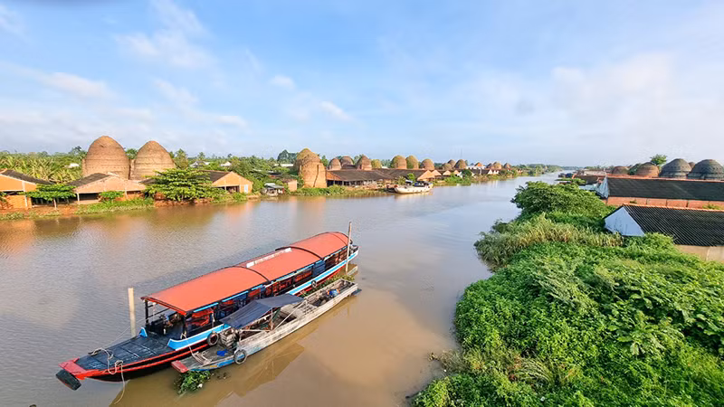 Khung cảnh rất thơ mộng tại làng Di sản đương đại huyện Mang Thít hứa hẹn sẽ là điểm du lịch lý tưởng đối với du khách. Khung cảnh rất thơ mộng tại làng Di sản đương đại huyện Mang Thít hứa hẹn sẽ là điểm du lịch lý tưởng đối với du khách.