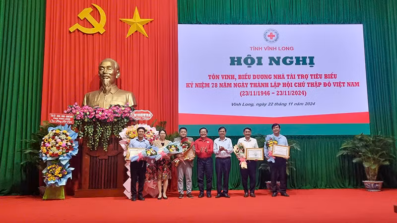 Trao Bằng khen cho những tập thể và cá nhân tích cực đóng góp trong công tác xã hội, từ thiện, nhân đạo trên địa bàn tỉnh Vĩnh Long.