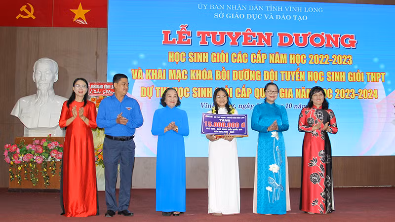 Ban tổ chức tuyên dương học sinh đạt giải nhì quốc gia. 